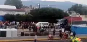 Detención de dos profesores provoca bloqueo en la México-Puebla