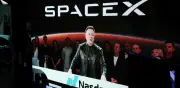 Elon Musk desmiente rumores de teléfono con IA y telefónica de SpaceX