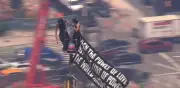 Pareja escala el Empire State Building, despliega mensaje de paz y es detenida