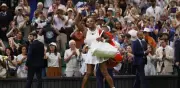 Serena Williams se retira del dobles de Wimbledon por lesión en la rodilla